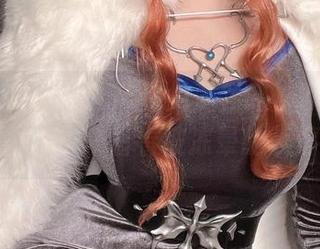Alina Becker带你免费领略‘吹雪’的魅力，快来看看被冻晕的表情！